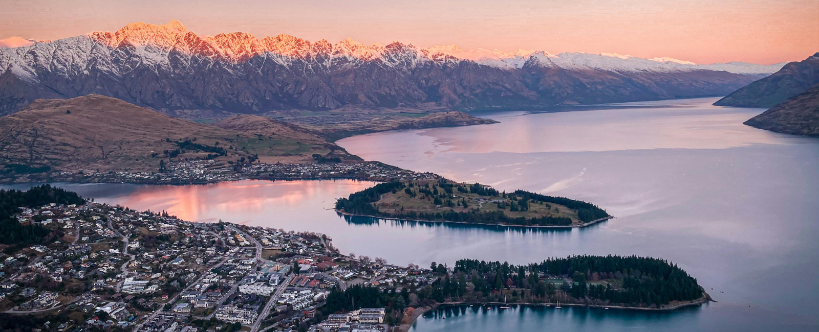 Queenstown lake and mountains